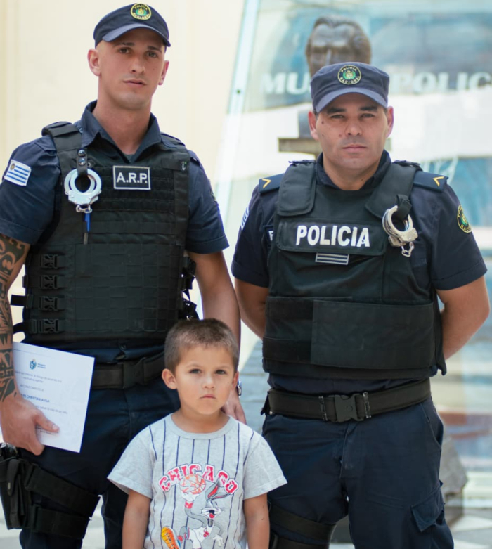 Policías junto al niño