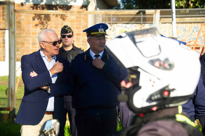 Ministro del Interior y Director de la Policía Nacional caminando durante operativo