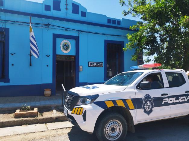 Fachada de Seccional Quinta y móvil Policial