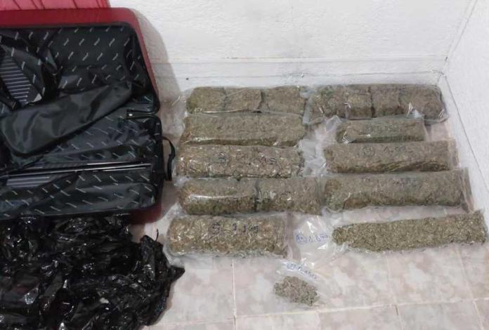 Droga y valija.