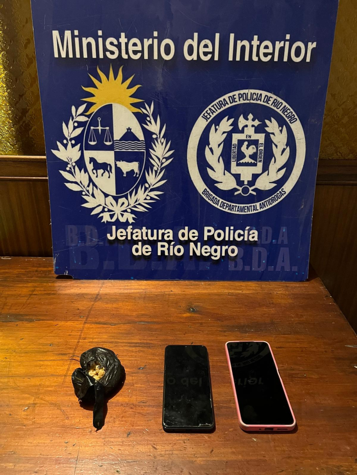 Incautación de sustancias estupefacientes y dos celulares envoltorio de nylon y celulares