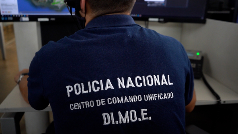 Funcionario policial del Centro de Comando Unificado realizando tareas de monitoreo y vigilancia.