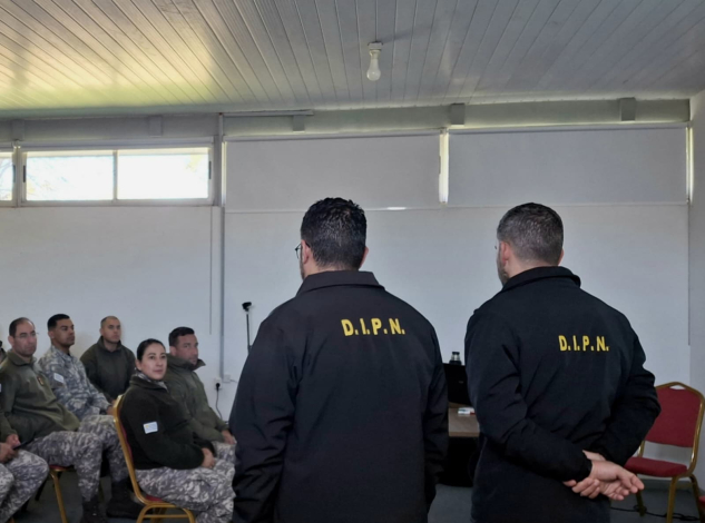 Instructores DIPN y DNGR en sala de conferencias de la DNGR