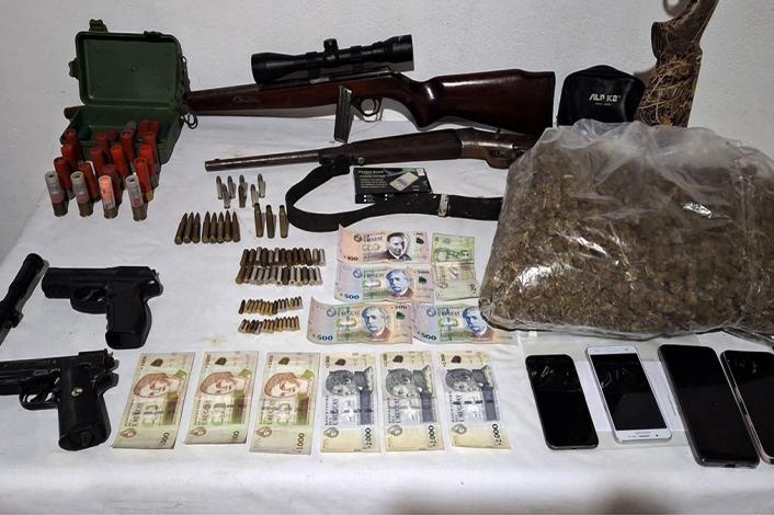 Droga, celulares, dinero, armas y municiones incautadas.