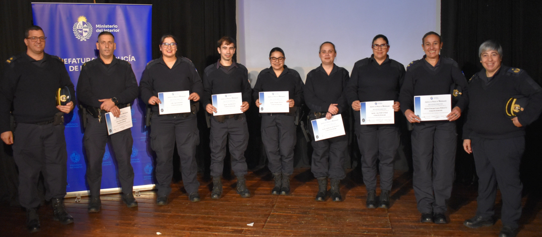 funcionarios policiales reciben reconocimiento 