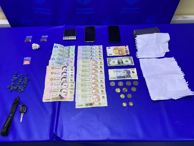 Mesa con drogas, dinero, balanza, celulares y llaves incautados.