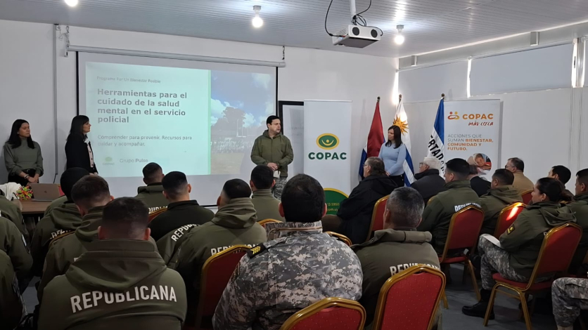 Funcionariado de Guardia Republicana en sala de conferencias atendiendo a la presentación