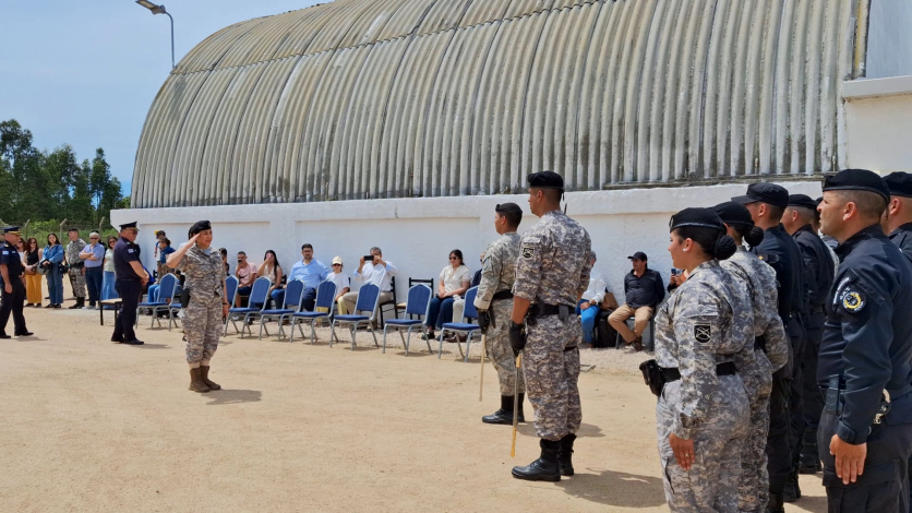 Directora Nacional de la Guardia Republicana saludando a formación de cursantes IBOI
