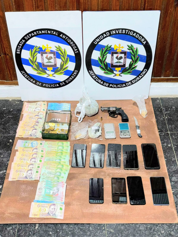 Dinero, droga, celulares, arma y balanzas incautadas