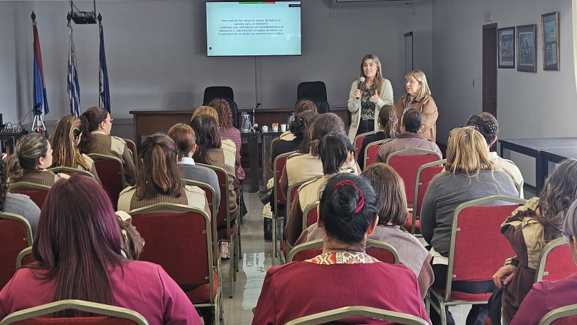 Charla sobre prevención del cáncer de mama en Policía Caminera