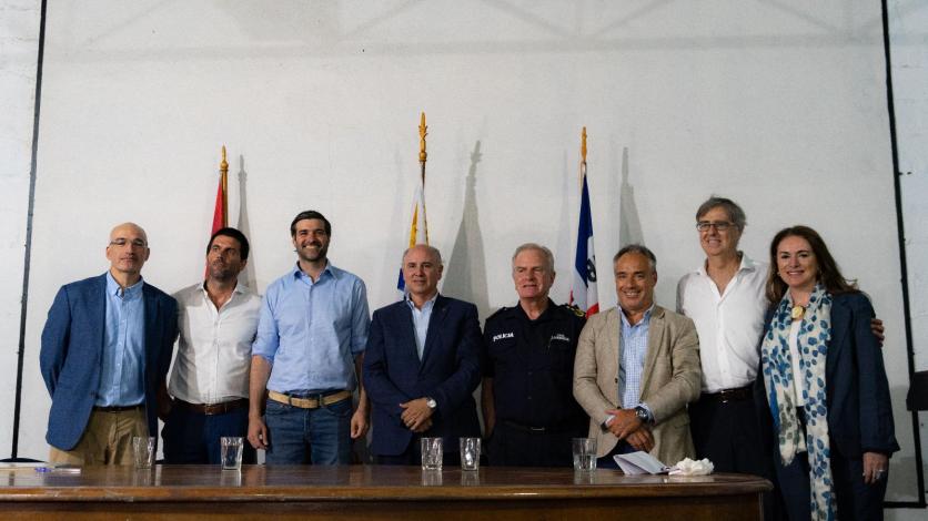 autoriades en la firma del convenio