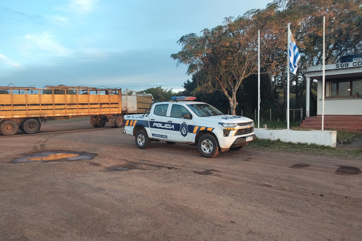 Móvil policial estacionado.