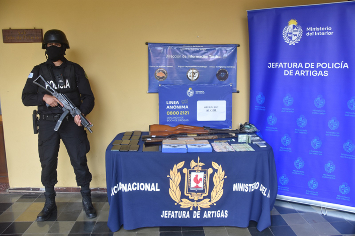 Policía custodiando elementos incautados en Operacion ALGOL