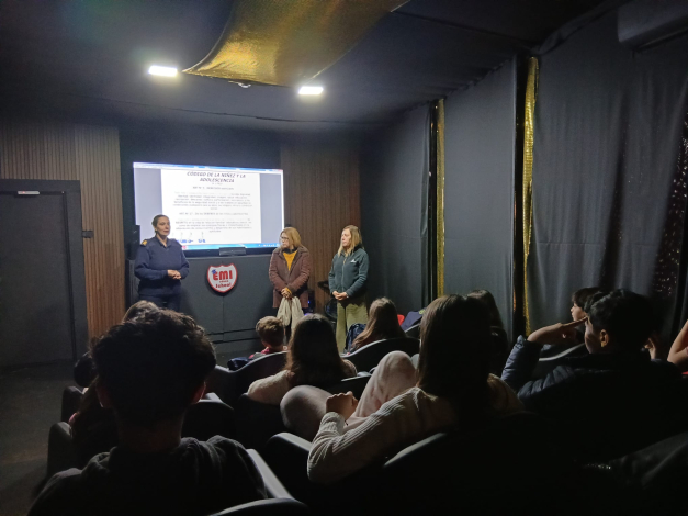 Alumnos y docenres de Colegio EMI Educa presenciando charla