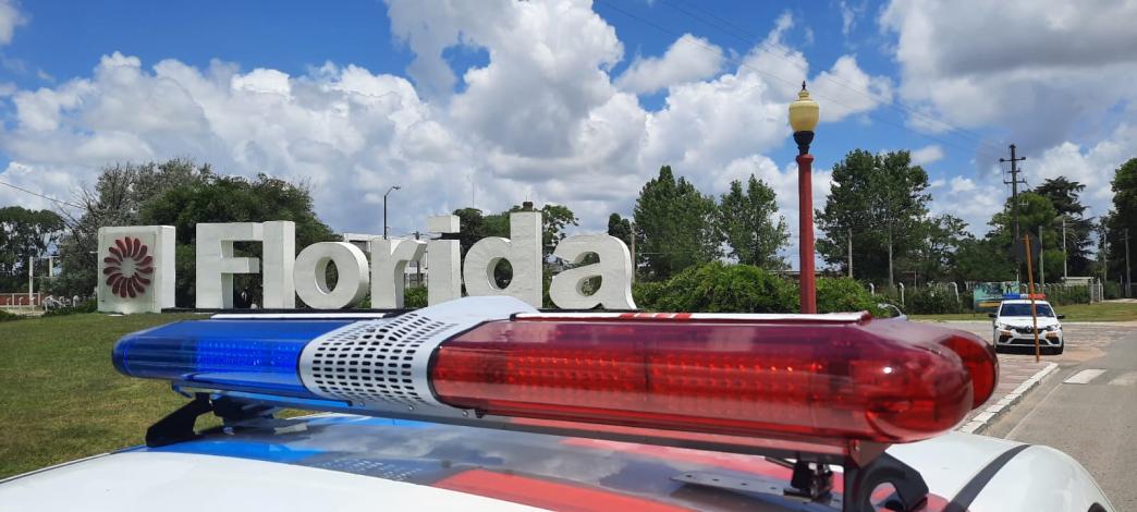 Barral de móvil policial y cartel de Florida