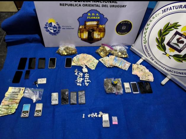 Droga, dinero y celulares incautados.