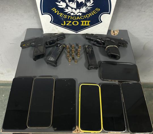 Armas, municiones y celulares incautados.
