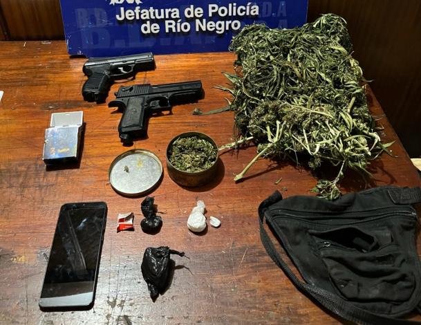Armas, drogas y otros objetos incautados.