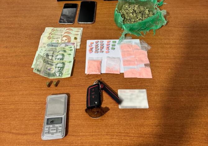 Éxtasis, clorhidrato de cocaína, marihuana y otros objetos incautadoss