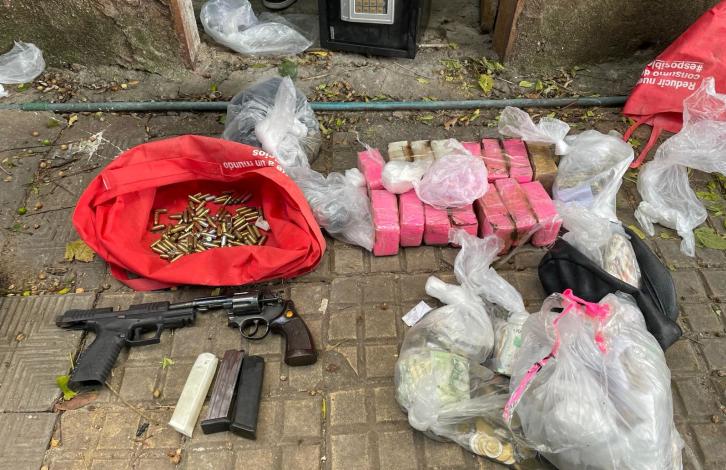 Drogas, armas y municiones incautadas.