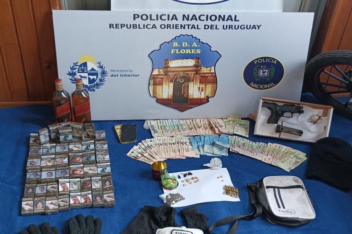 Dinero, un arma, droga y otros objetos incautados 