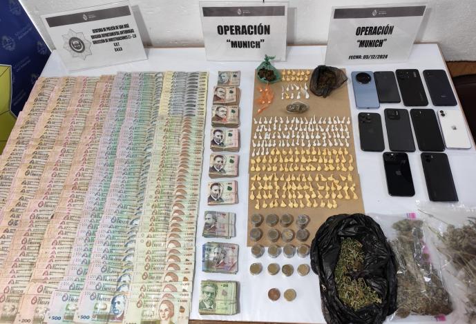 Dinero, droga, y otros objetos incautados.