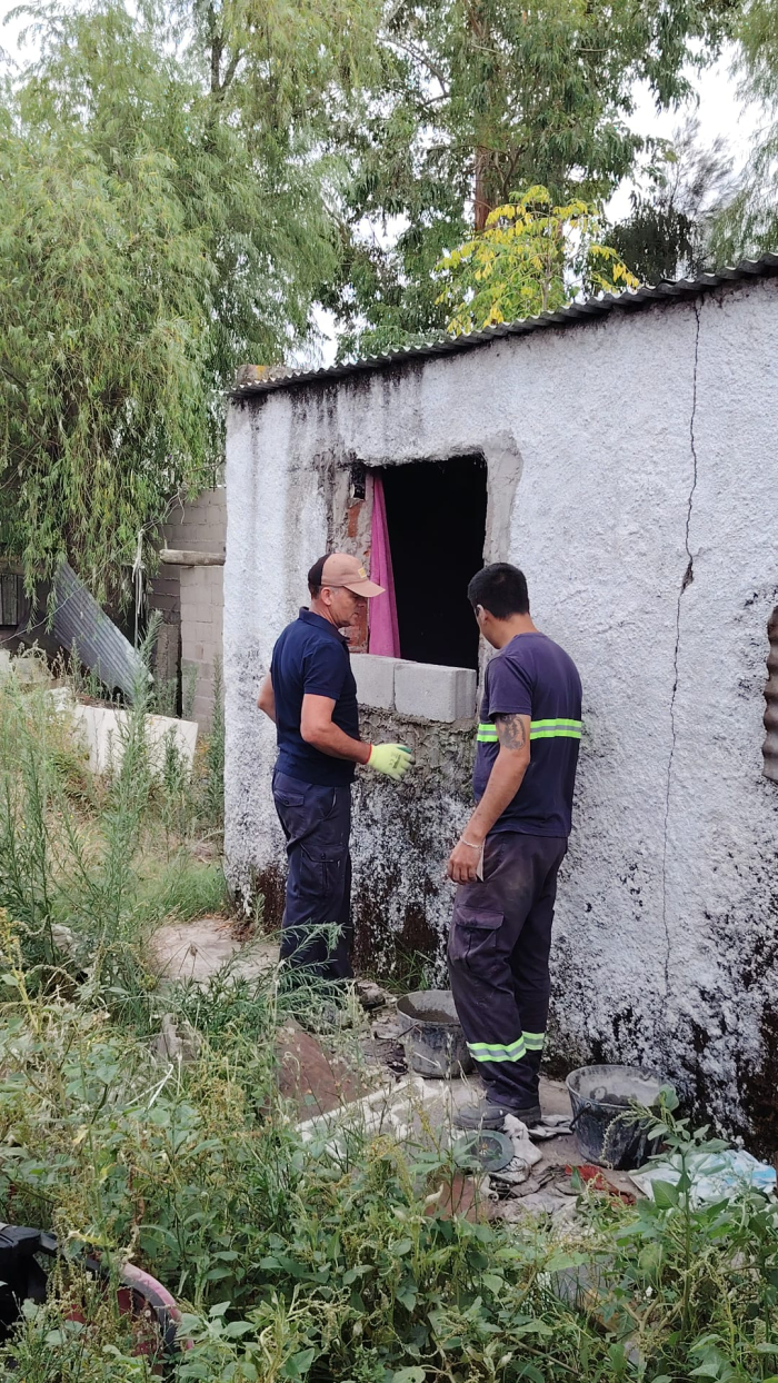 Trabajadores tapiando ventana