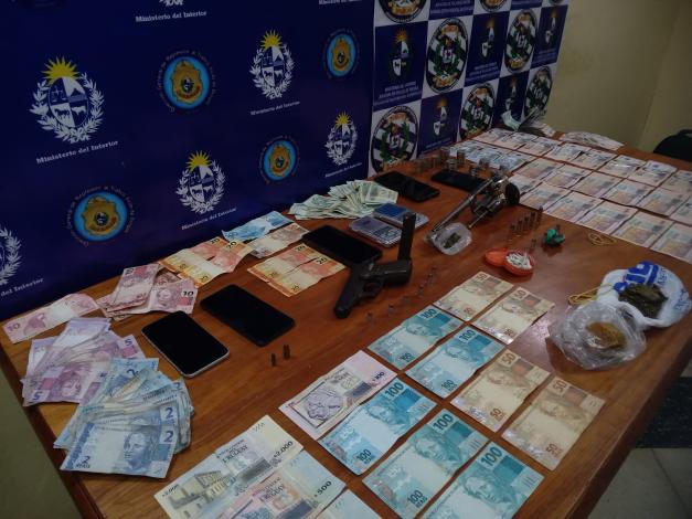 Incautación de drogas, armas y municiones