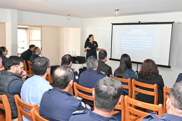 Personal de policía científica impartiendo clases de capacitación en Salto