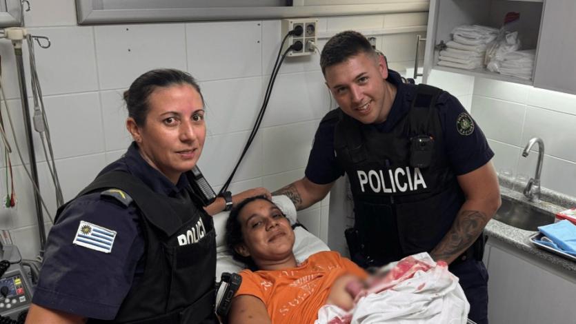 Policías con la madre y la bebé.