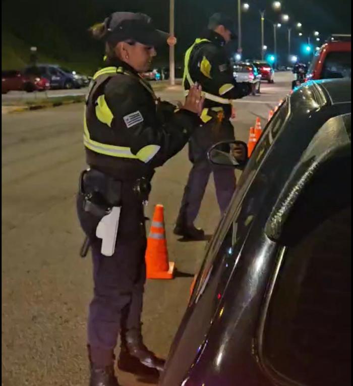 Policías realizando un control vehicular.