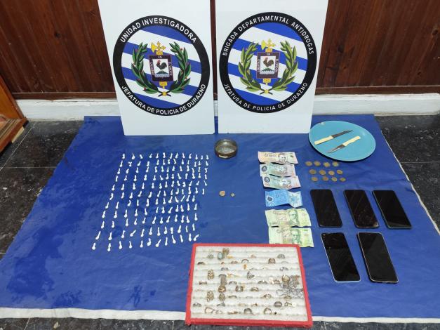 Drogas, dinero y otros objetos incautados