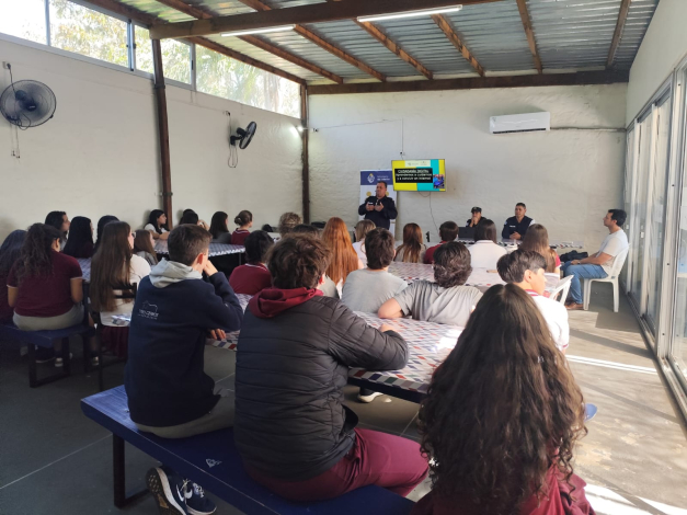 Estudiantes en taller  Estudiantes en taller
