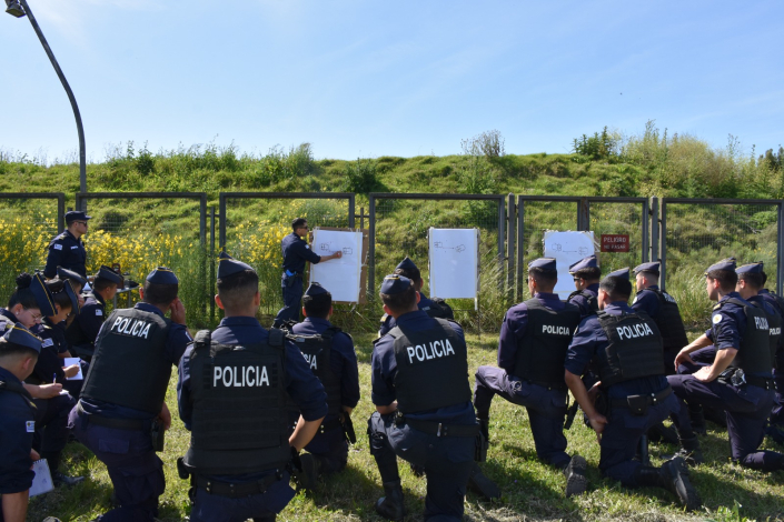 Cadetes de tercer año e instructor en polígono de tiro Cadetes de tercer año e instructor en polígono de tiro