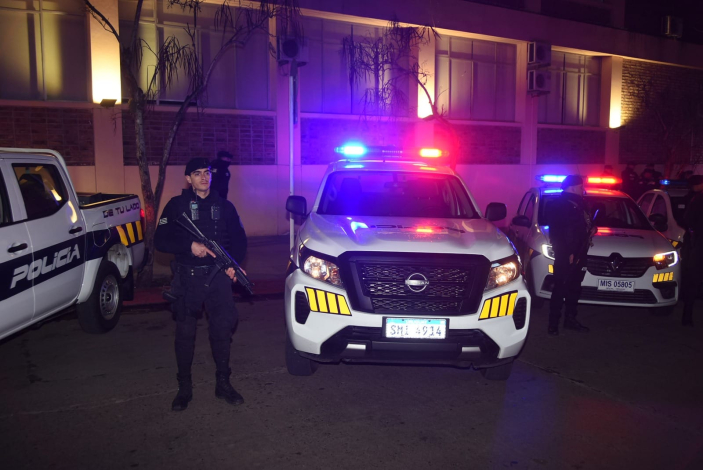 Móvil policial con personal del GRT