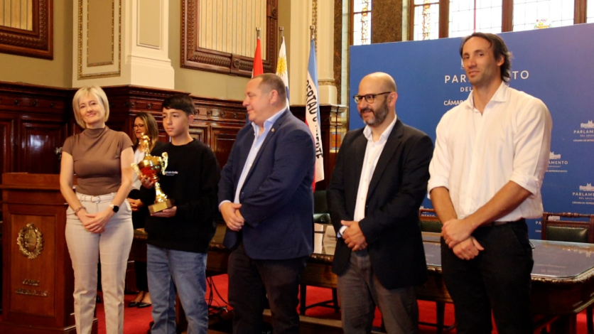 Autoridades en entrega de premio al plantel masculino