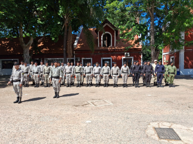 Policías que aprobaron el Curso PUMA formados de pie con oficiales al frente