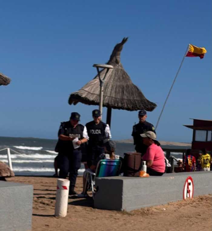 Policías entregando folletería 
