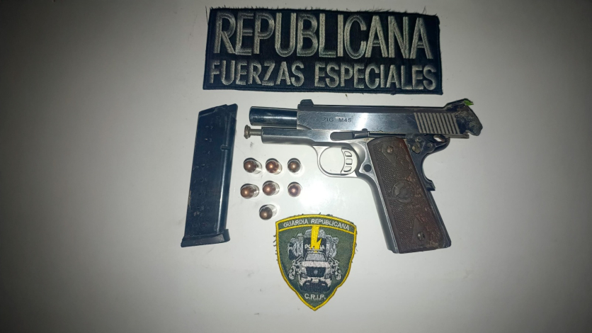 Objetos incautados, arma, cargador y municiones