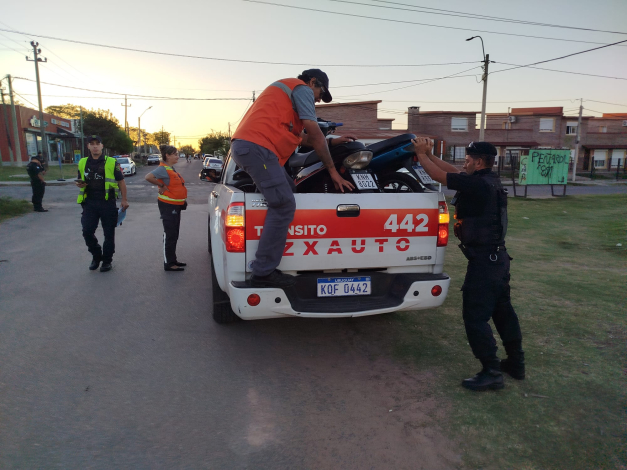 PERSONAL POLICIAL Y DE TRANSITO INCAUTANDO UN VEHICULO