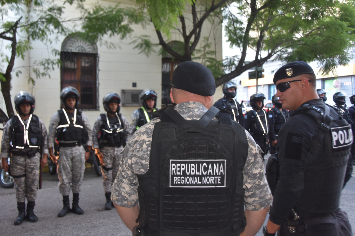 Efectivo de la Guardia Republicana y Jefatura de Paysandú de pie frente a formación de policías
