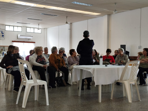 Vecinos en la charla