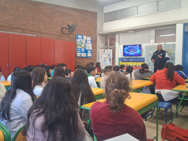Policía dando taller a niños y niñas 