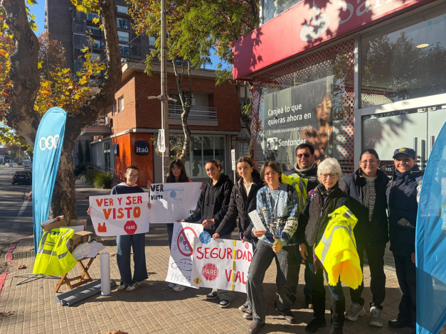 Foto grupal con participantes y carteles