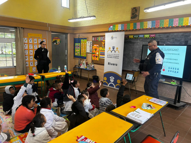 Policías enseñando a niños y niñas en el taller Policías enseñando a niños y niñas en el taller
