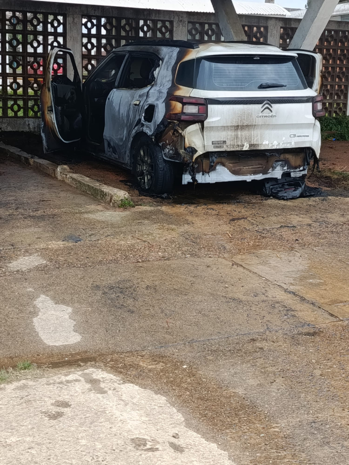 Vehículo incendiado Vehículo incendiado