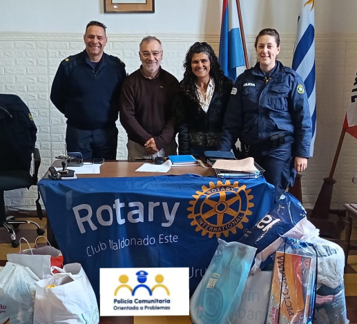 Autoridades del Rotary Club de Maldonado, con encargado de la seccional 8va y policía comunitaria.