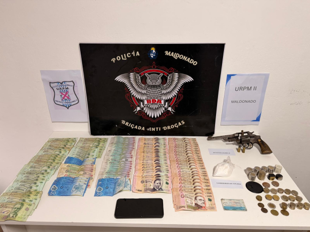 Incautación de estuppefacientes, arma de fuego y dinero