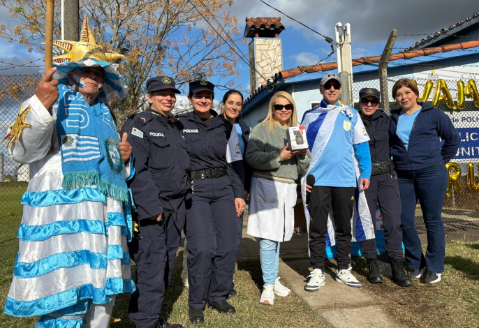 Directora de la Escuela No. 85 com personal de PCOP "Un aliento celestito", Policias de PCOP con alumnos de la Escuela No. 85.