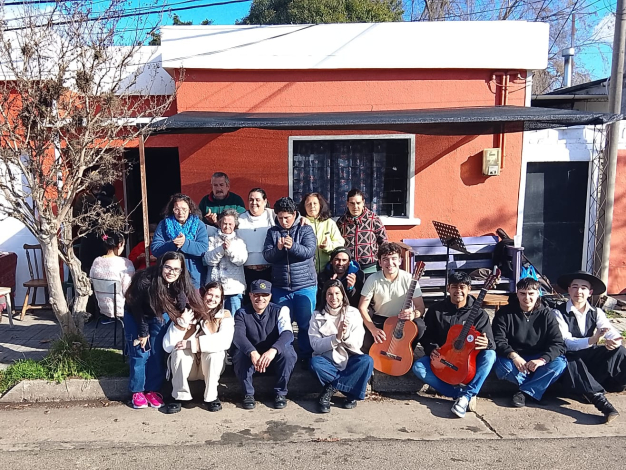 Integrantes del hogar junto a Policías 
